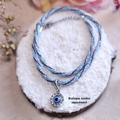 Collier en kumihimo bleu azur, marine et argent, et son charm en forme d'oeil