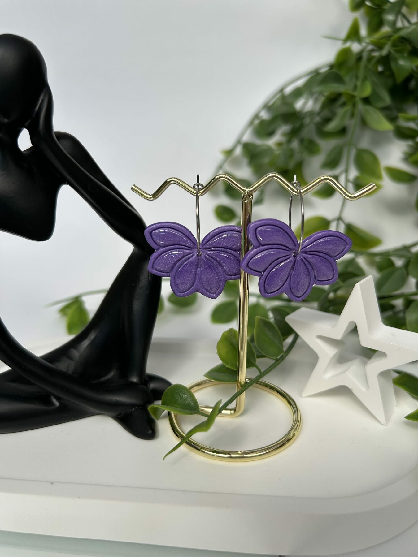Boucles d’oreilles en pâte polymère « Fleur romantique et bohème » violette