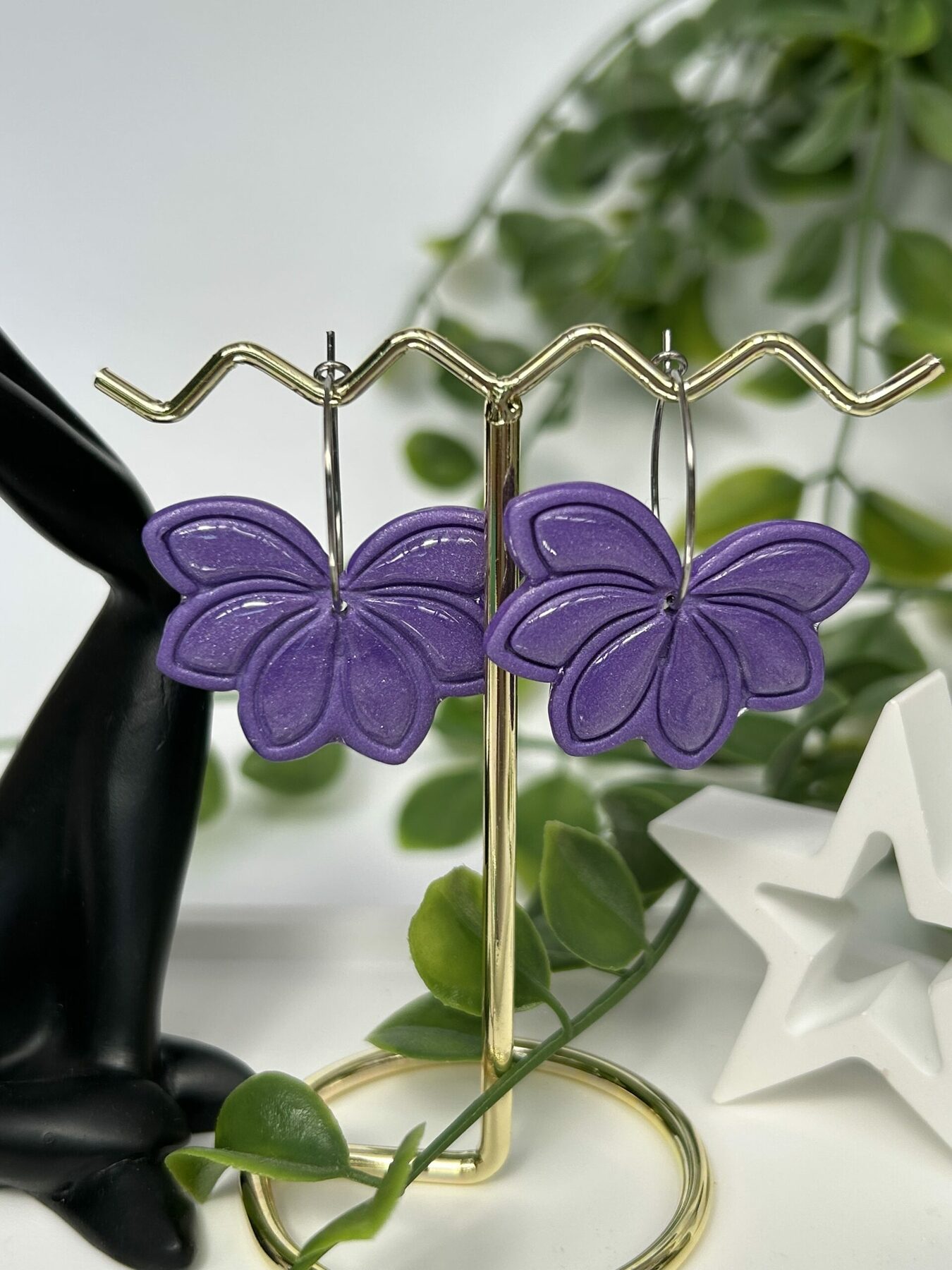 Boucles d’oreilles en pâte polymère « Fleur romantique et bohème » violette – Image 2