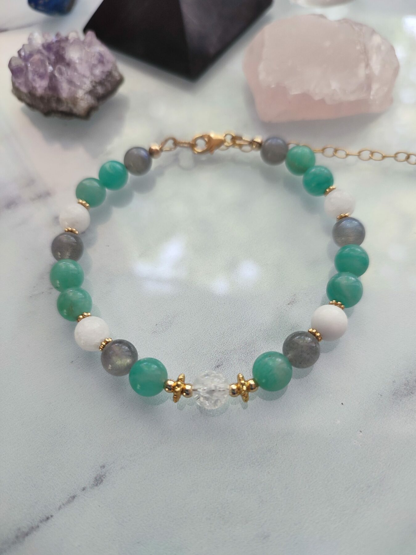 bracelet en Amazonite, Labradorite, Jade Blanche et Cristal de Roche Craquelé sur gold filled ( plaqué or supérieur) – Image 4