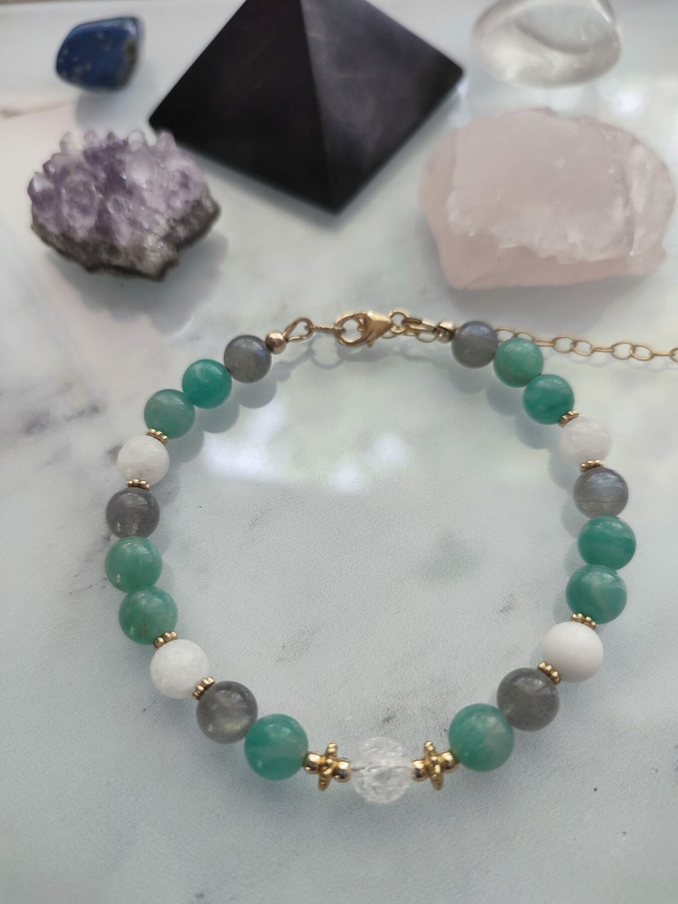 bracelet en Amazonite, Labradorite, Jade Blanche et Cristal de Roche Craquelé sur gold filled ( plaqué or supérieur) – Image 3