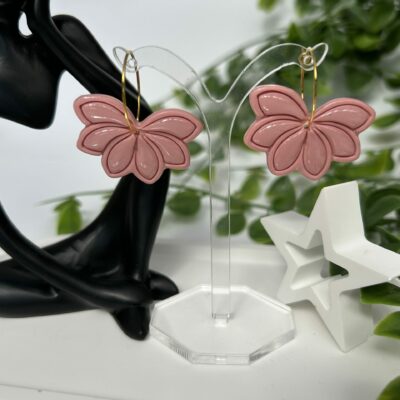 Boucles d’oreilles en pâte polymère « Fleur romantique et bohème » rose tendre