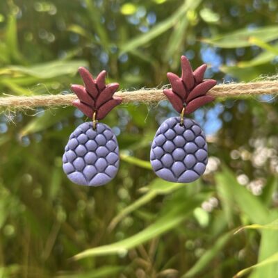 Boucles d’oreilles « Ananas » en pâte polymère, parme et bordeaux