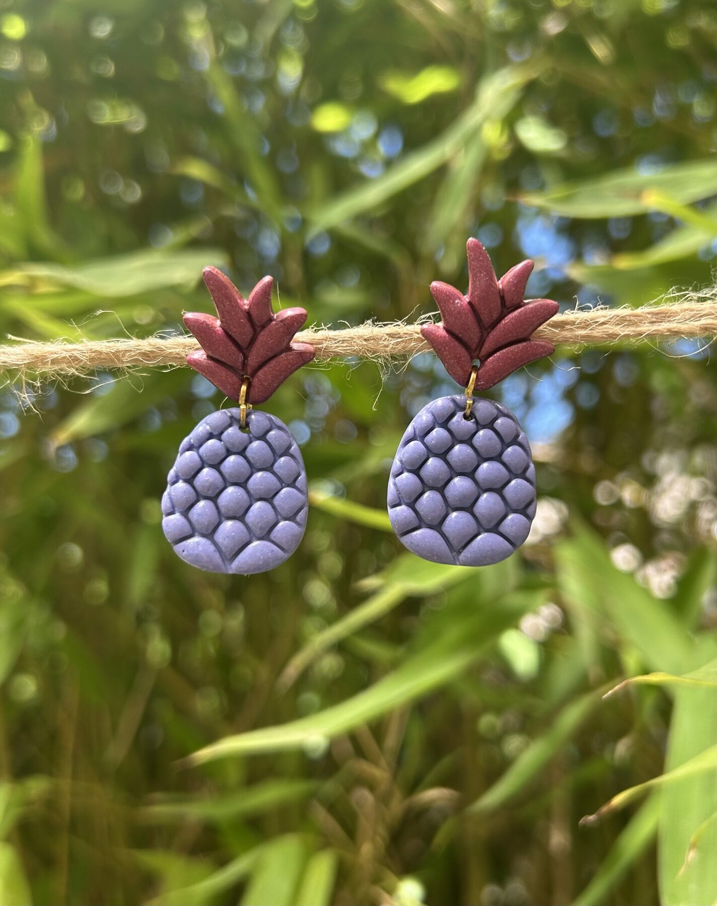 Boucles d’oreilles « Ananas » en pâte polymère, parme et bordeaux