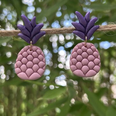 Boucles d’oreilles « Ananas » en pâte polymère, violet et rose tendre