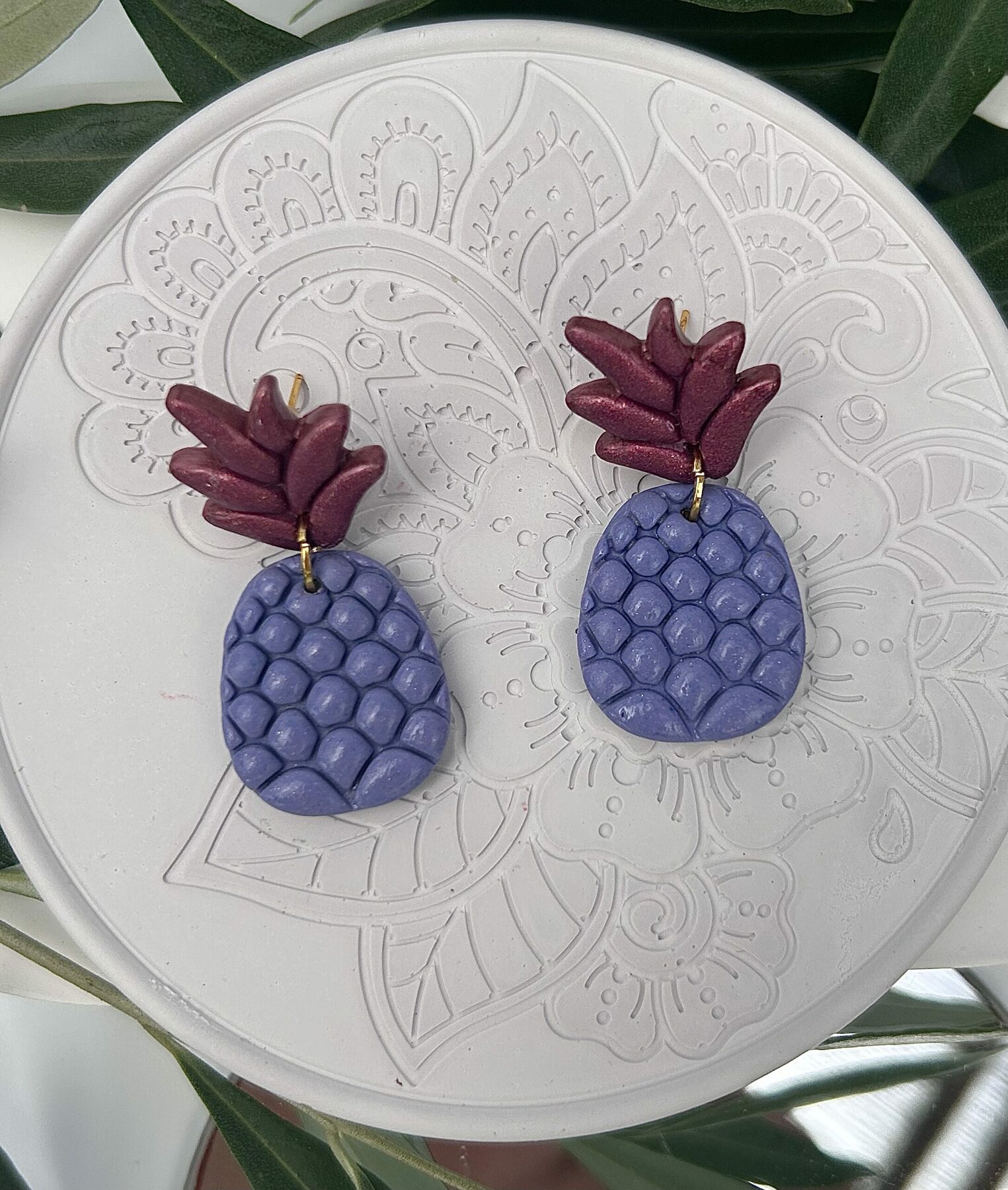 Boucles d’oreilles « Ananas » en pâte polymère, parme et bordeaux – Image 2