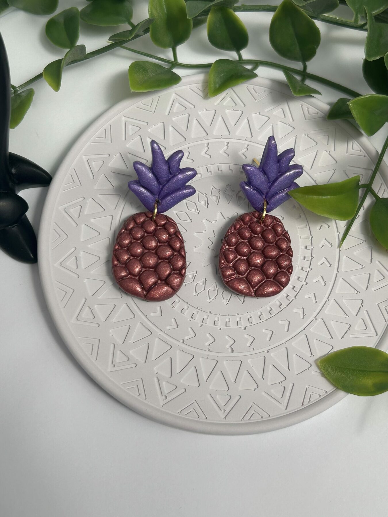 Boucles d’oreilles « ananas » en pâte polymère, framboise et violet – Image 2