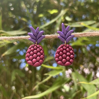 Boucles d’oreilles « ananas » en pâte polymère, framboise et violet