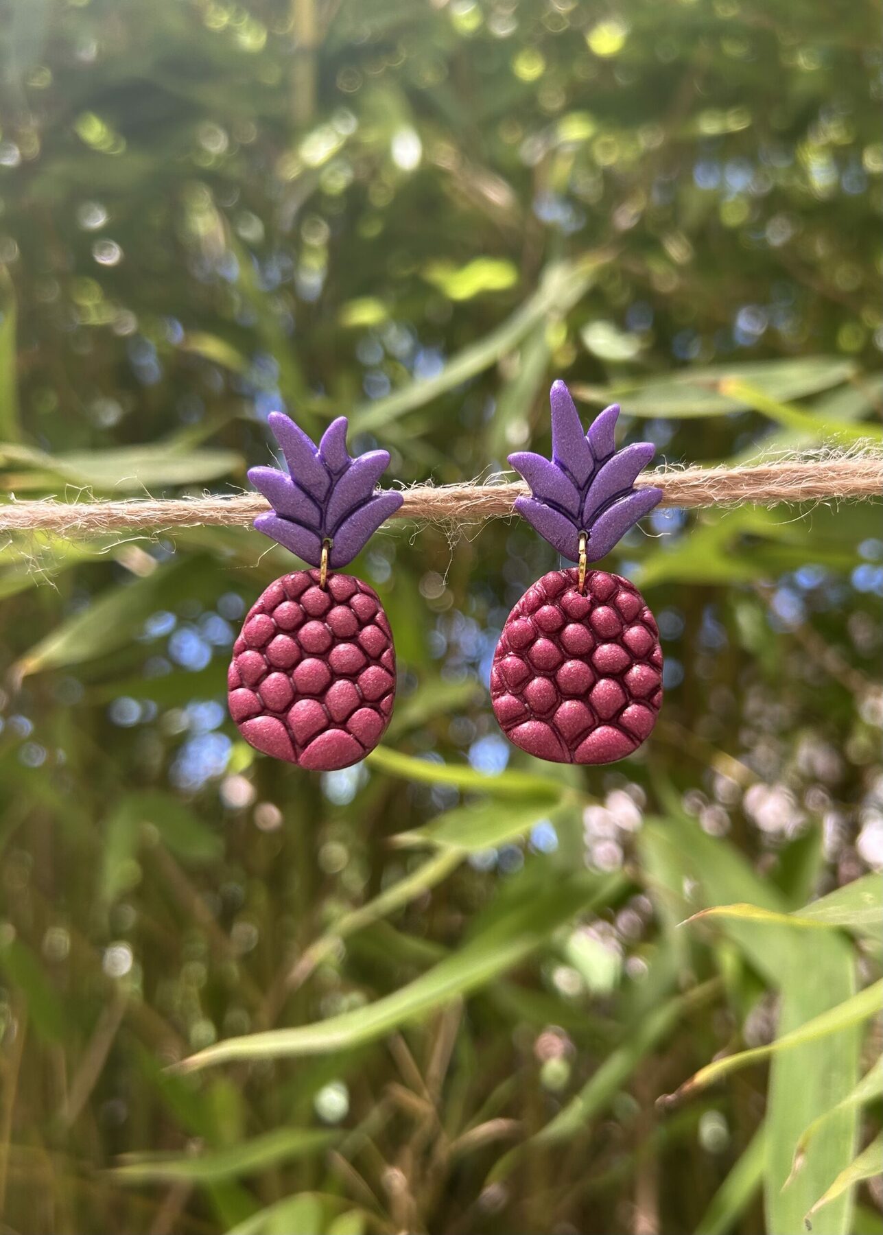Boucles d’oreilles « ananas » en pâte polymère, framboise et violet