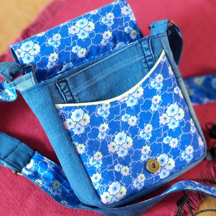 Besace Lou avec rabat ouvert, vue sur les poches intérieures en tissu récupéré