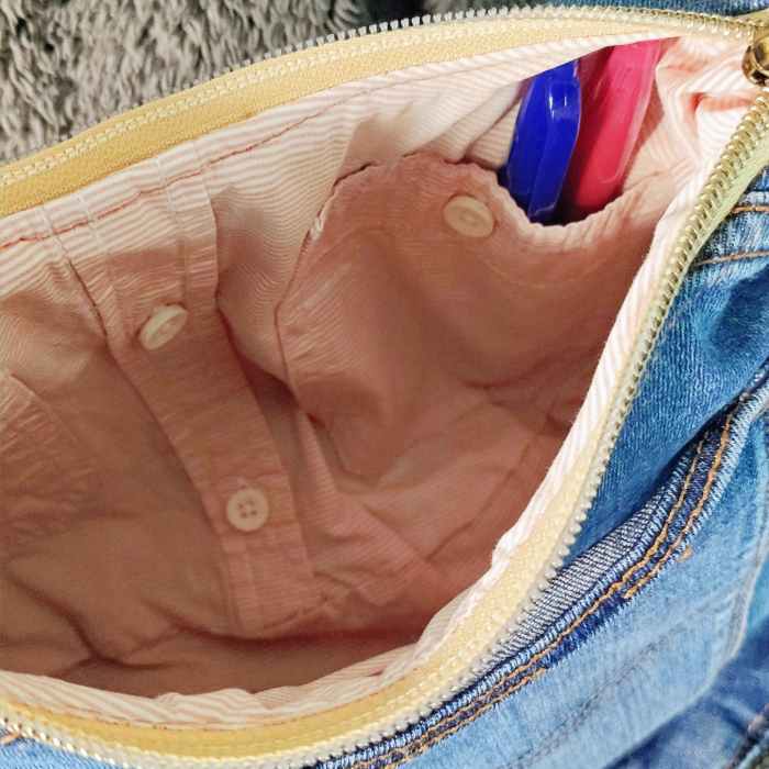 Intérieur du sac en tissu rayé avec poches intérieures
