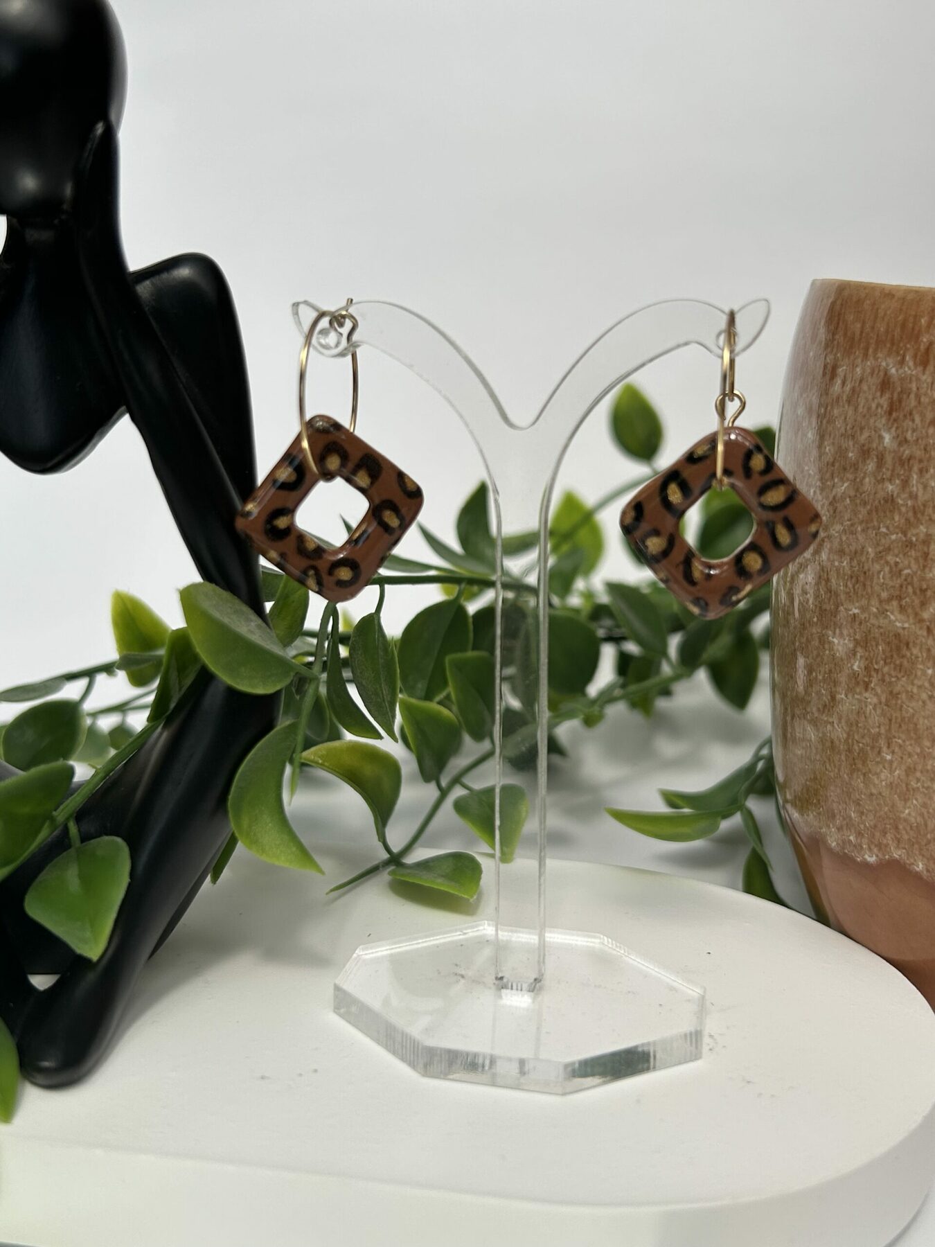 Boucles d’oreilles en pâte polymère « imprimé léopard »