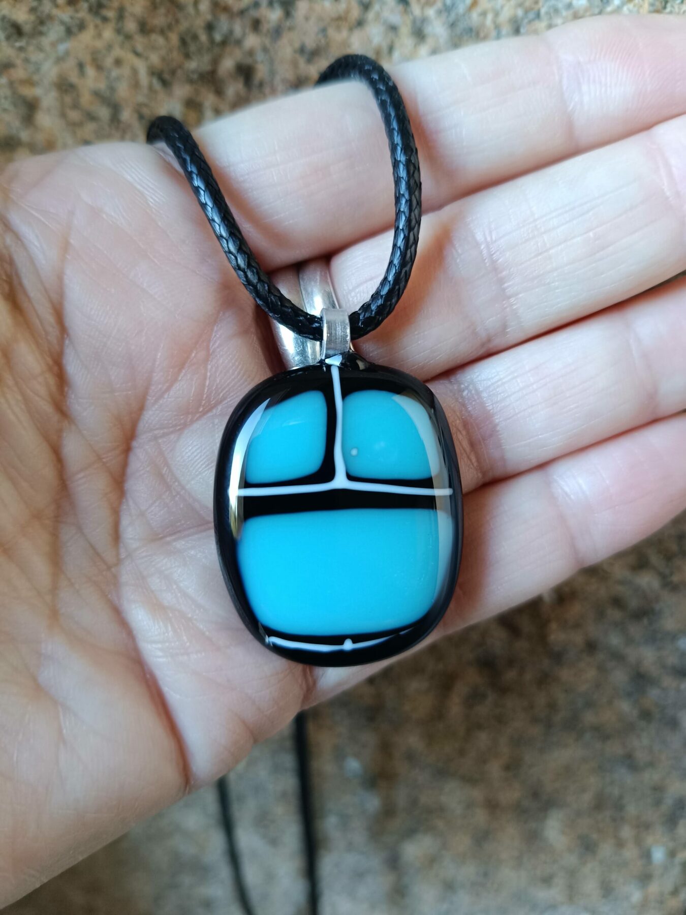 Pendentif noir et bleu en verre fusionné fait à la main avec collier en corde – Image 2