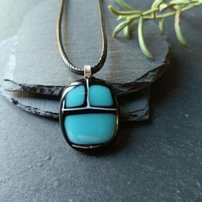 Pendentif noir et bleu en verre fusionné fait à la main avec collier en corde