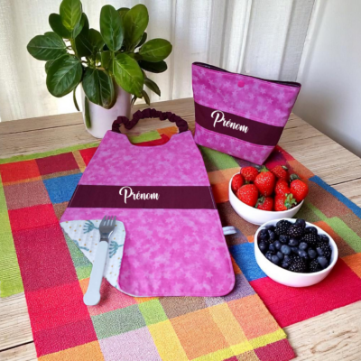 Serviette de table élastiquée avec prénom et sa pochette assortie