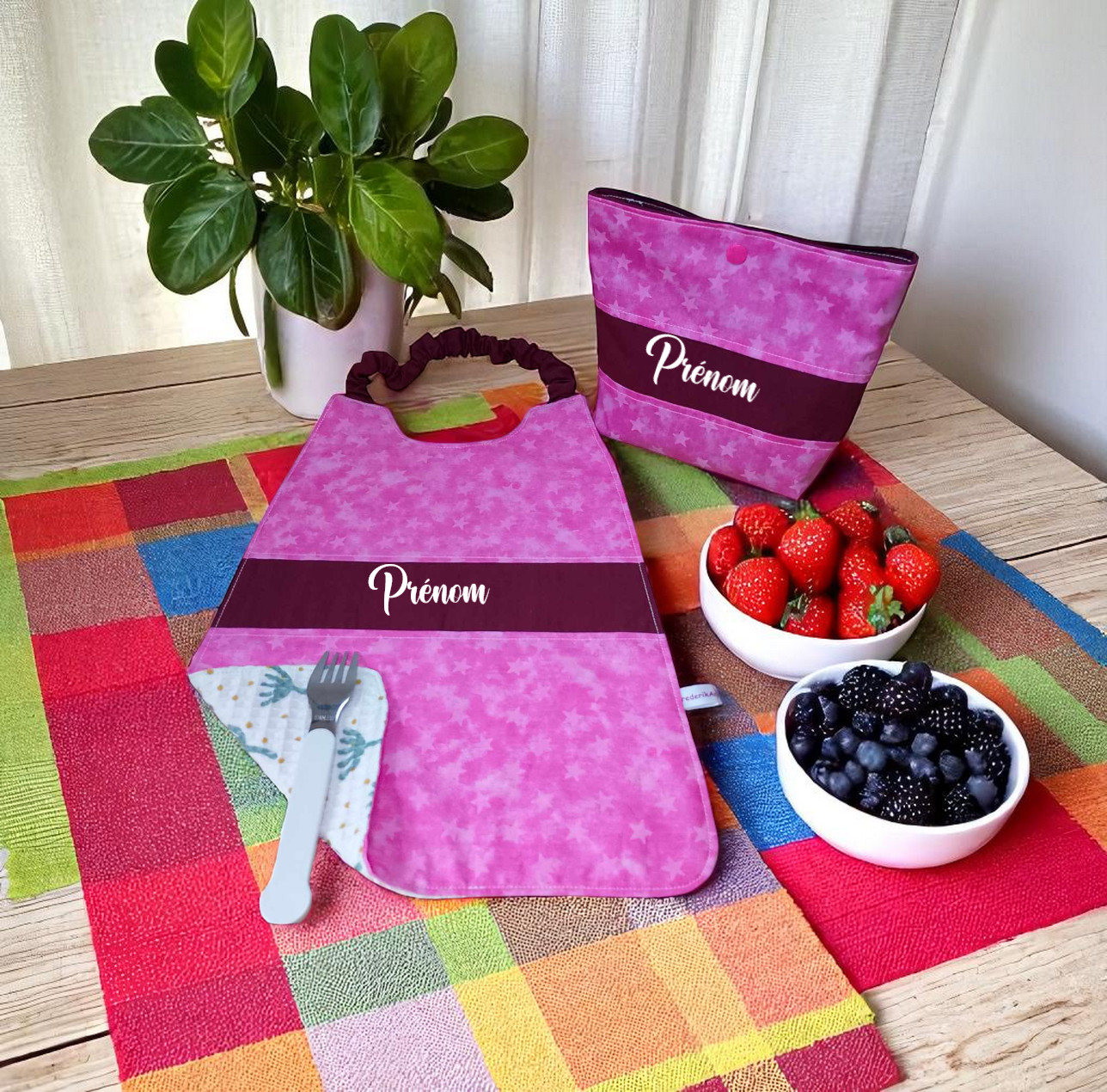 Serviette de table élastiquée avec prénom et sa pochette assortie