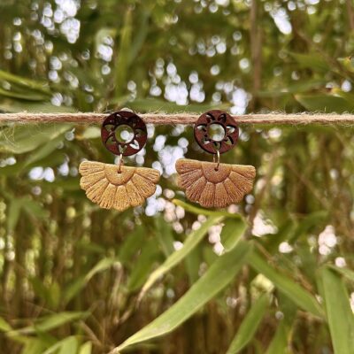 Boucles d’oreilles « Éventail », en pâte polymère, jaune pailleté.