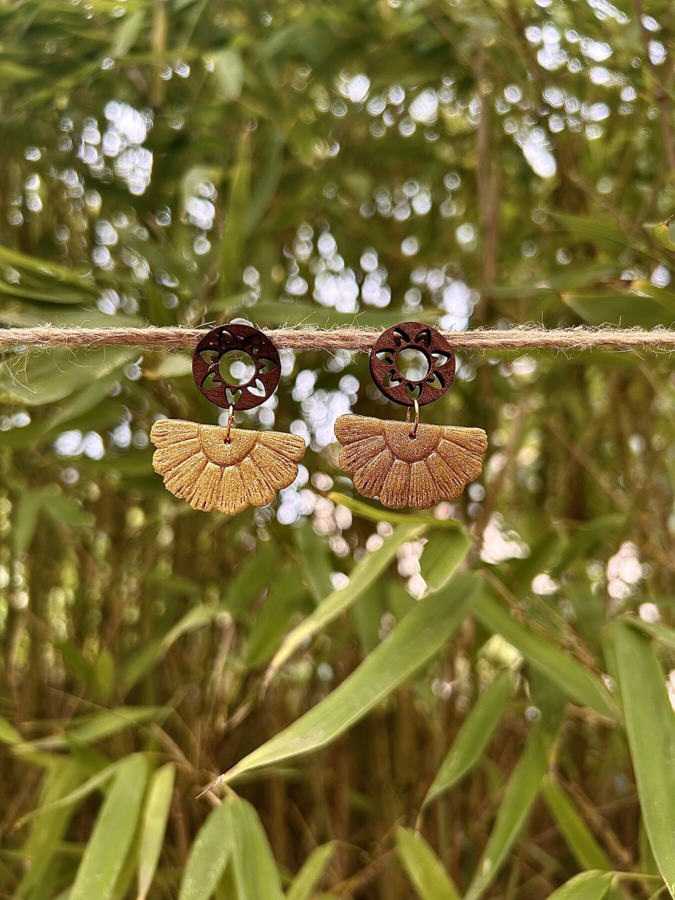 Boucles d’oreilles « Éventail », en pâte polymère, jaune pailleté.