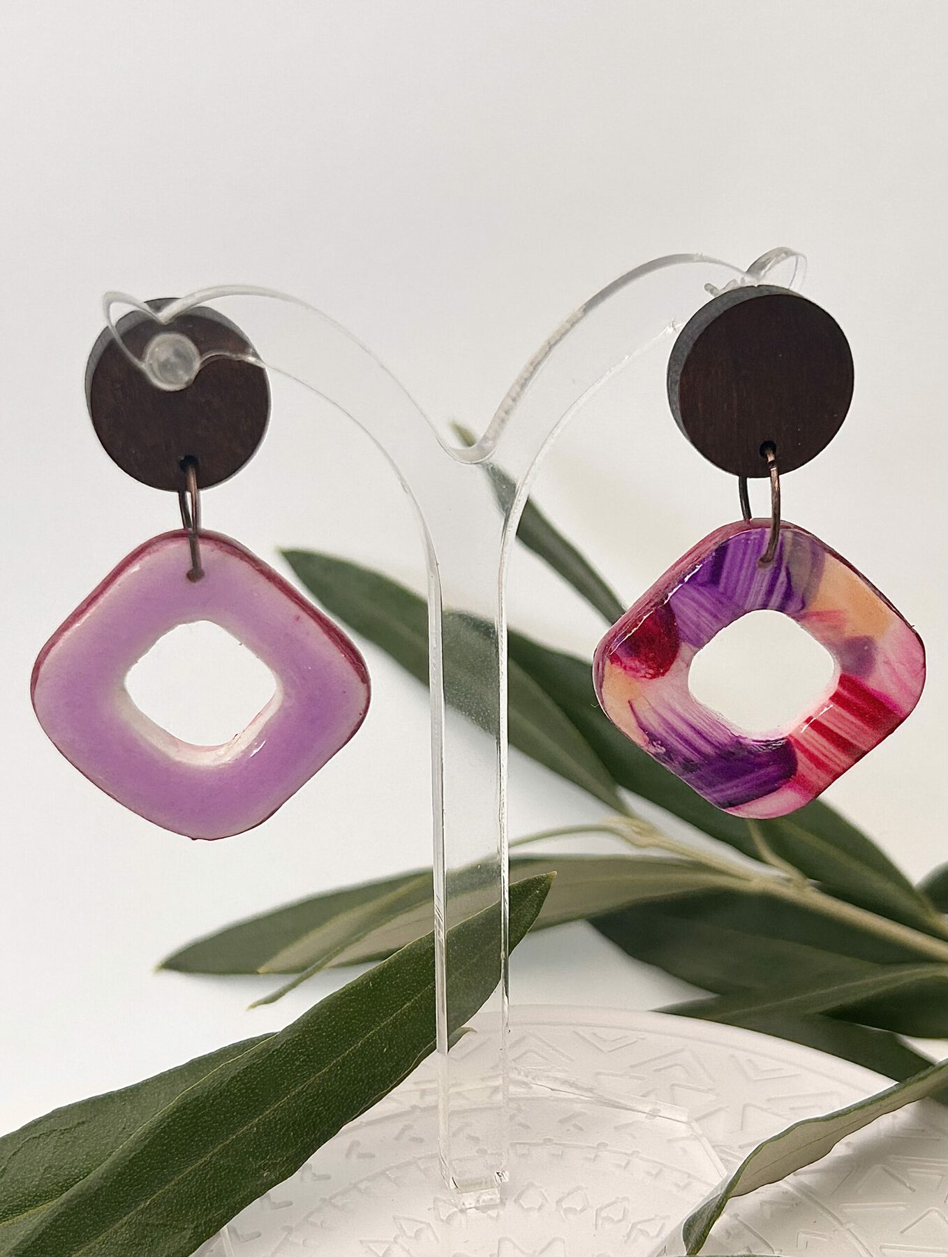 Boucles d’oreilles en pâte polymère et bois, carrées, camaïeu rose – Image 3