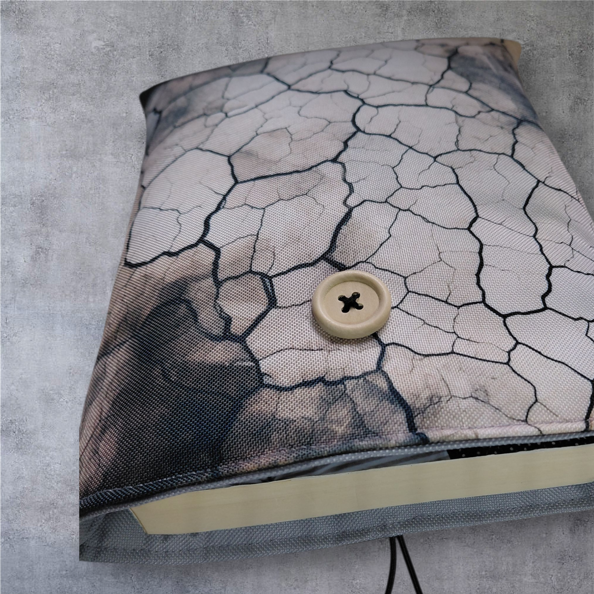 Pochette protège-livre imperméable fait main – motif peau d’éléphant craquelé – Oeko-Tex® – 2 tailles – Image 3