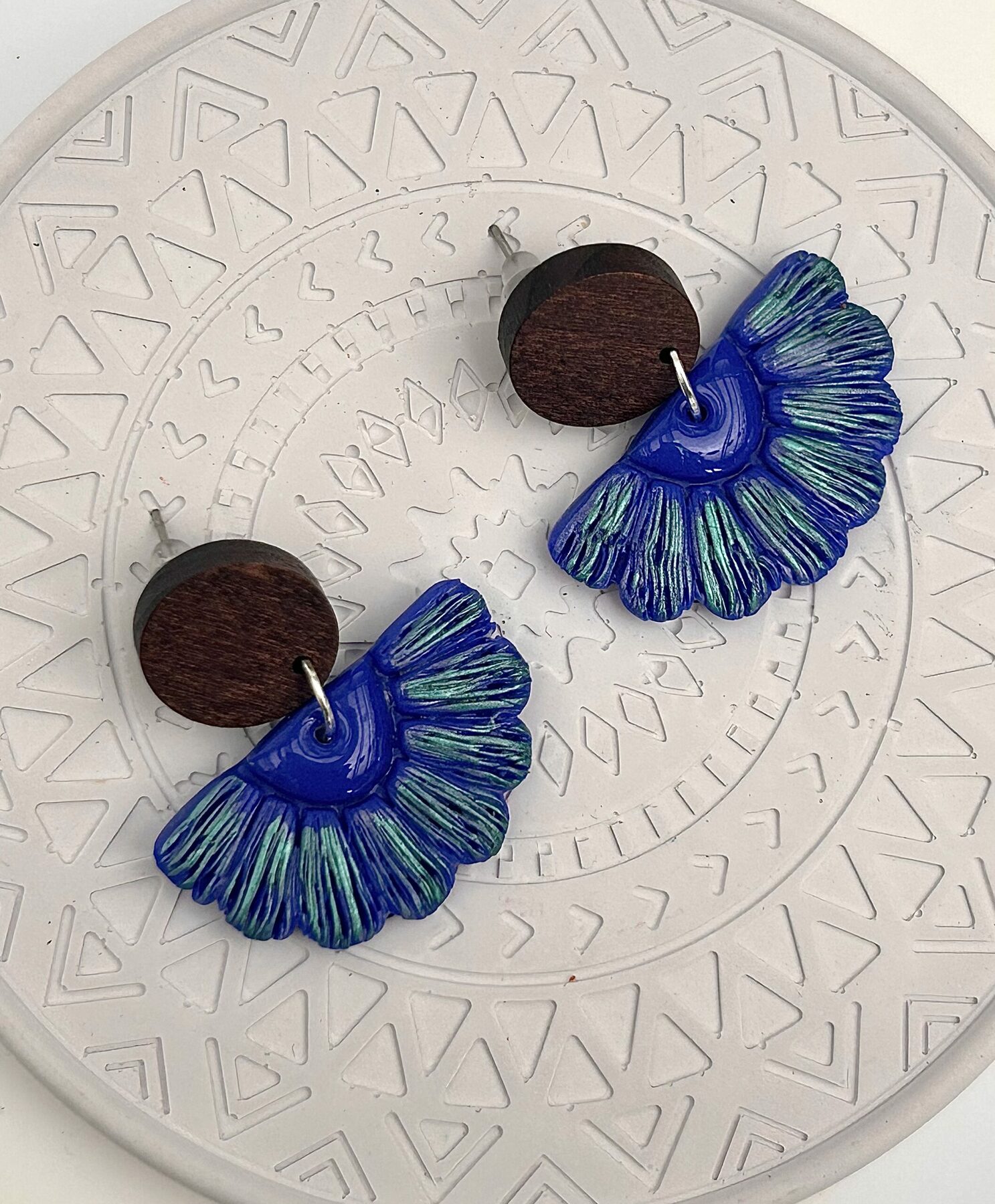 Boucles d’oreilles « Éventail », en pâte polymère bleu irisé – Image 3