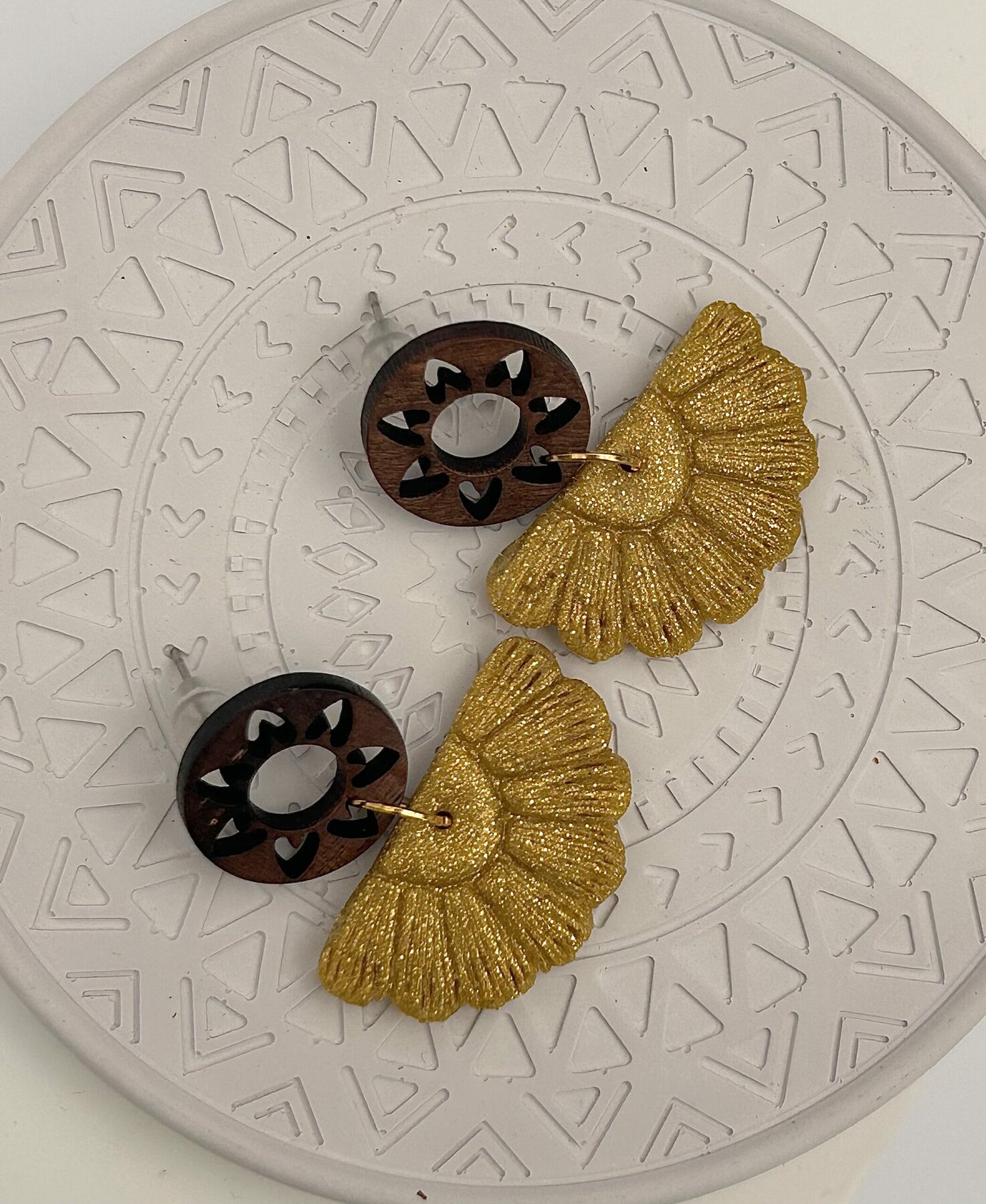 Boucles d’oreilles « Éventail », en pâte polymère, jaune pailleté. – Image 3