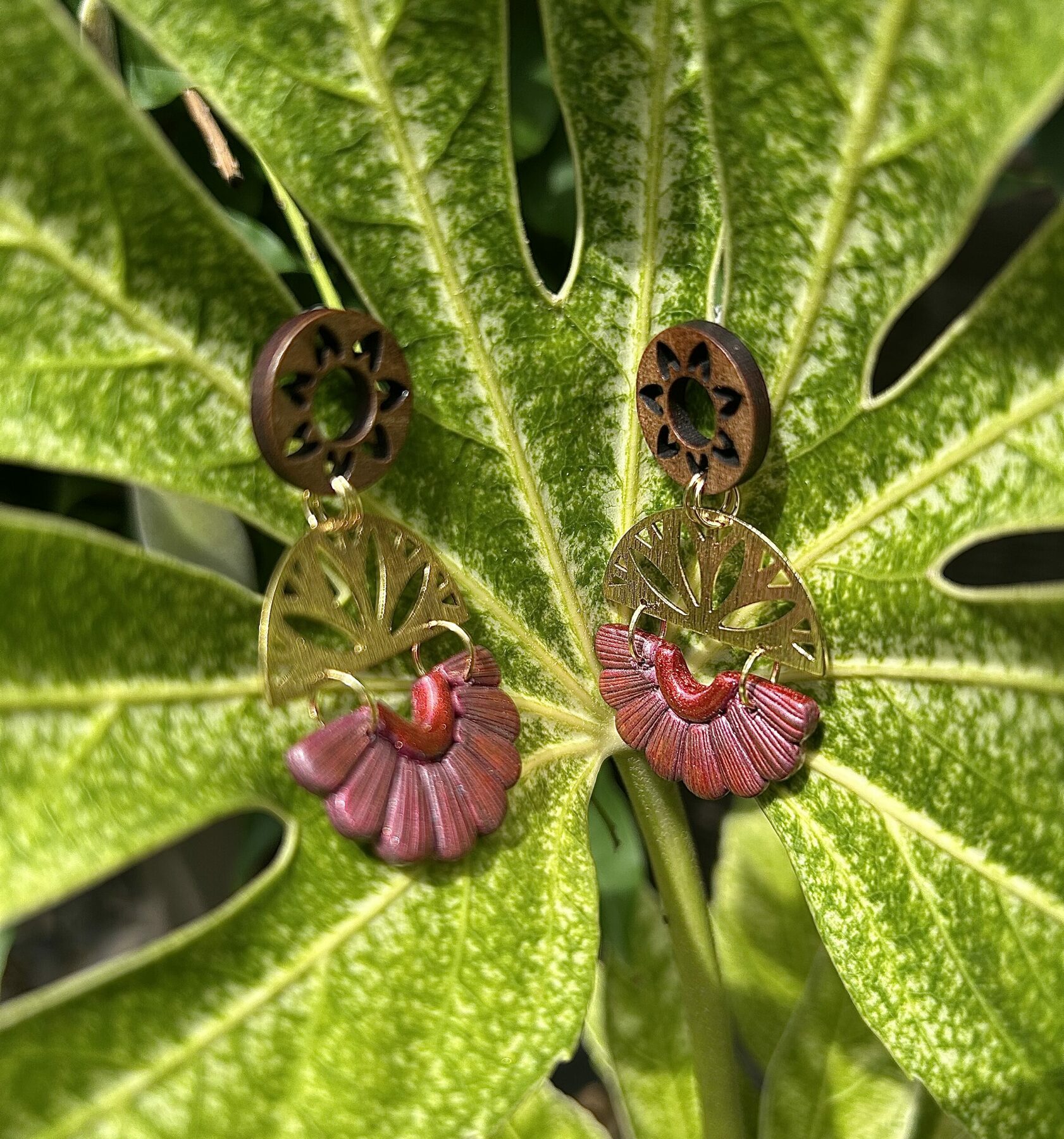 Boucles d’oreilles « Les Solaires » en pâte polymère bordeaux – Image 4