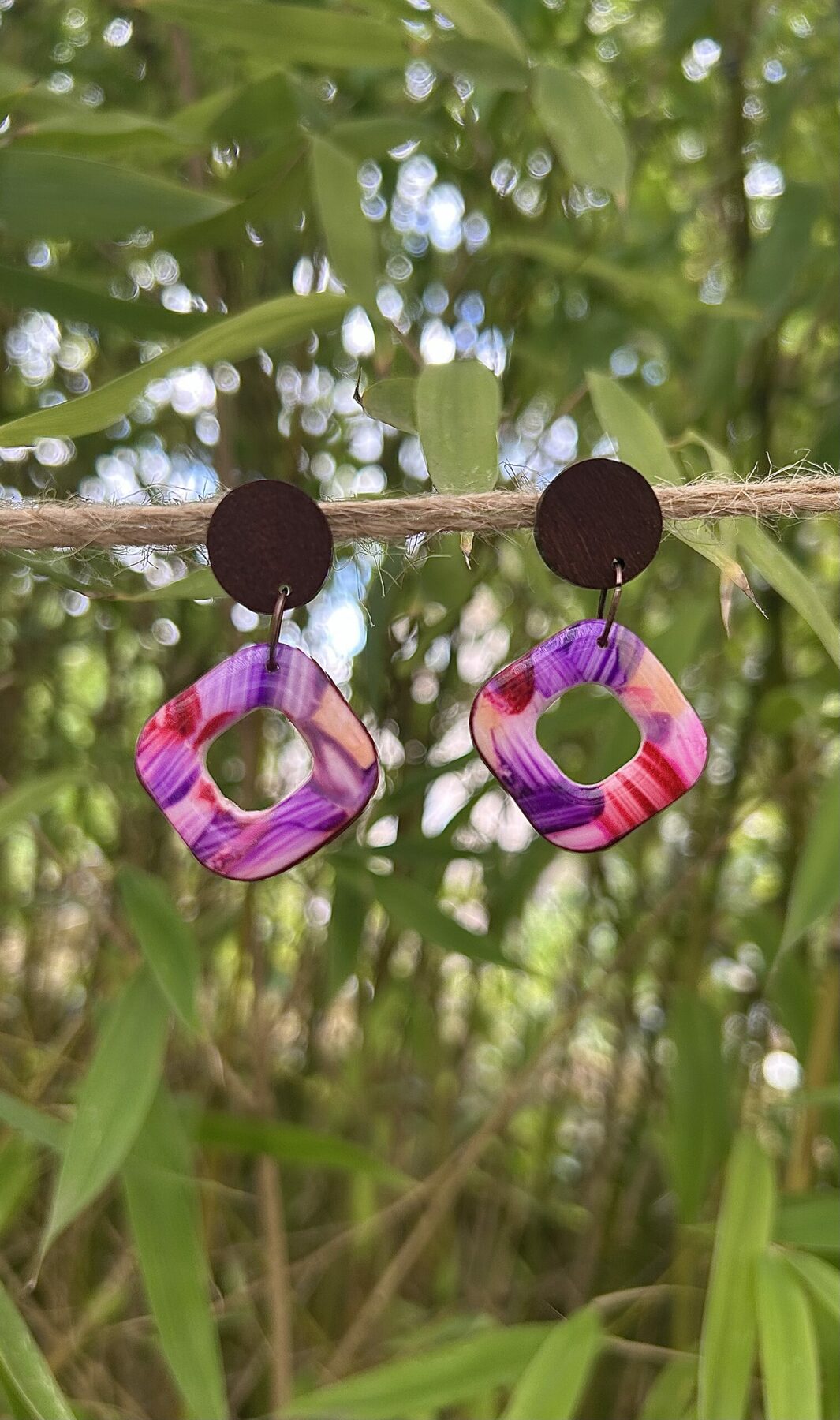 Boucles d’oreilles en pâte polymère et bois, carrées, camaïeu rose