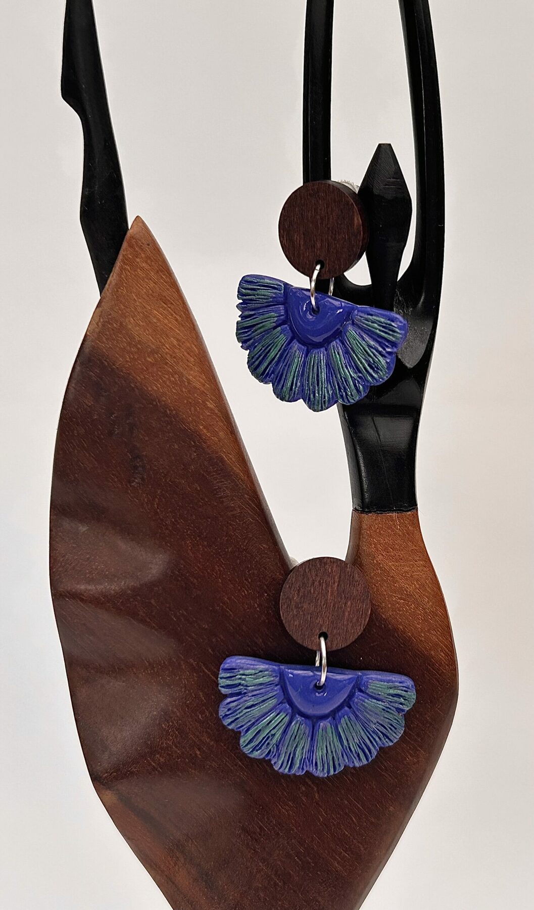 Boucles d’oreilles « Éventail », en pâte polymère bleu irisé – Image 2