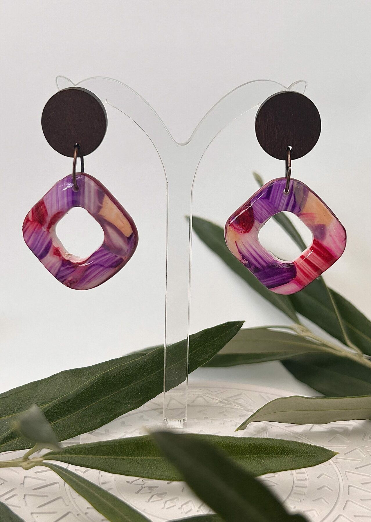 Boucles d’oreilles en pâte polymère et bois, carrées, camaïeu rose – Image 2