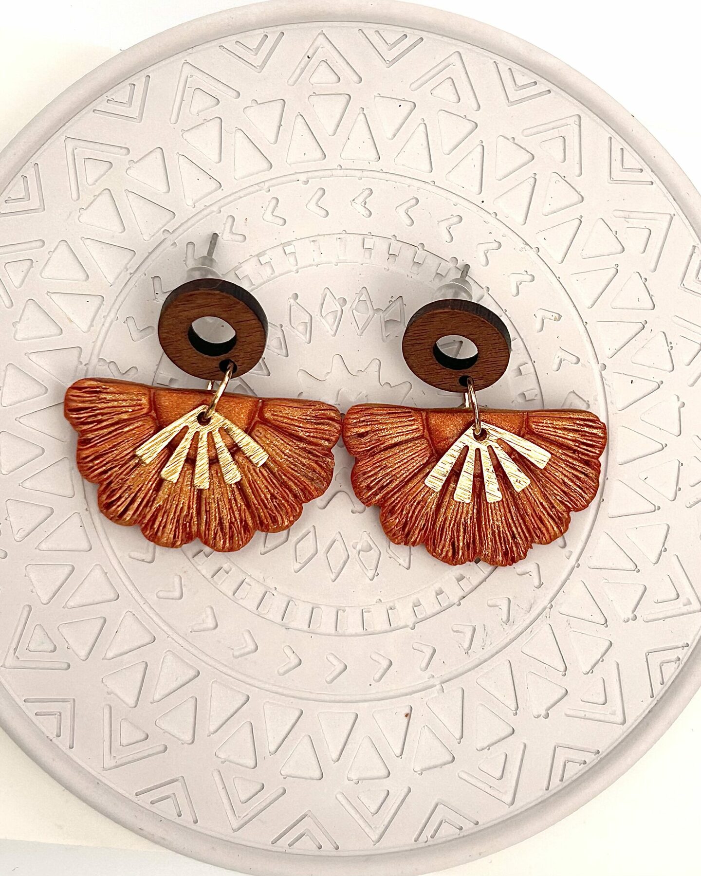 Boucles d’oreilles « Éventail », en pâte polymère orange doré – Image 3