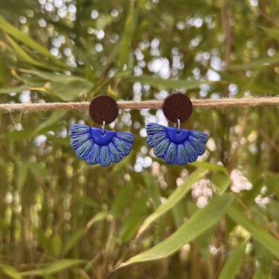 Boucles d’oreilles « Éventail », en pâte polymère bleu irisé