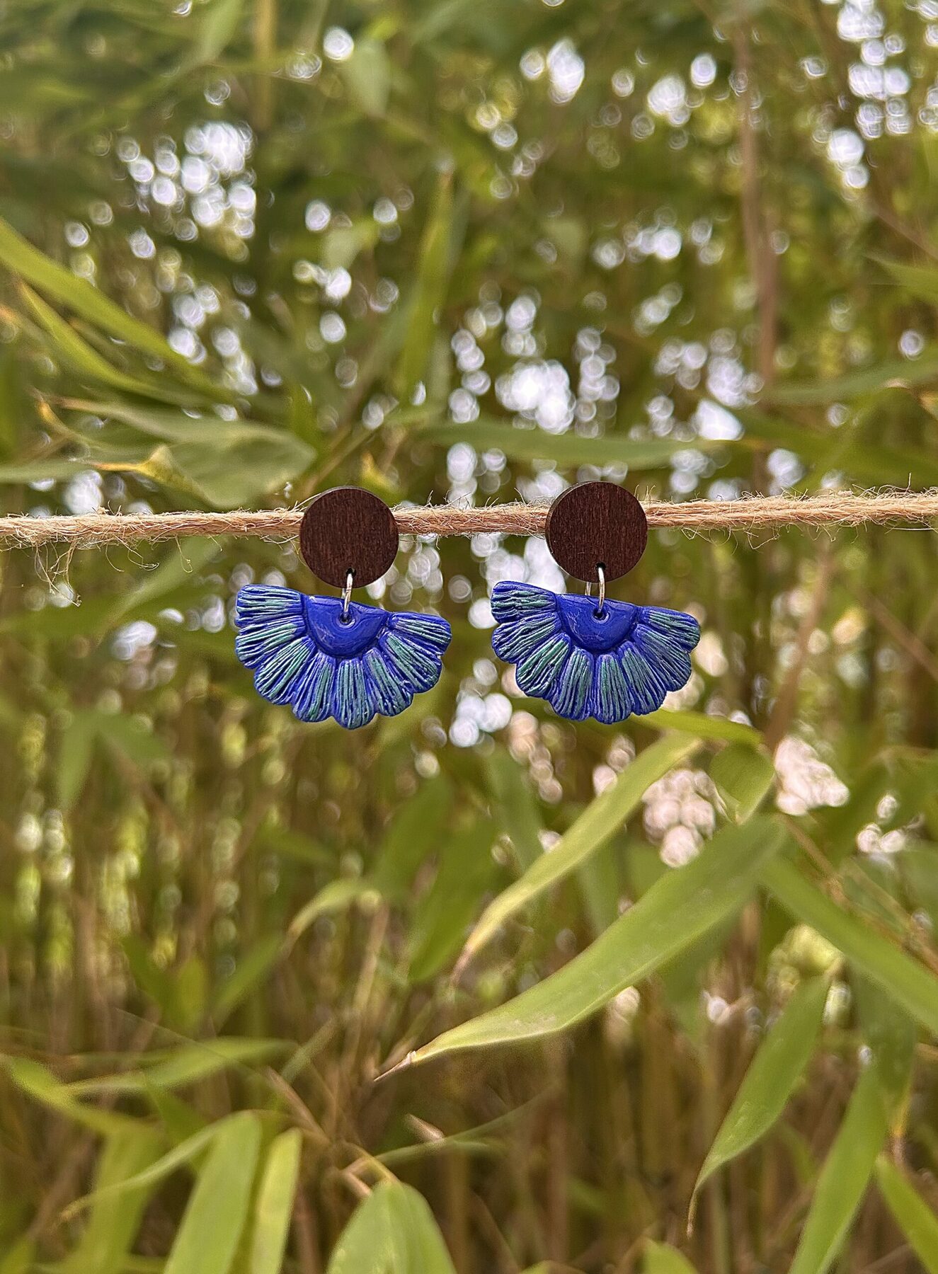 Boucles d’oreilles « Éventail », en pâte polymère bleu irisé