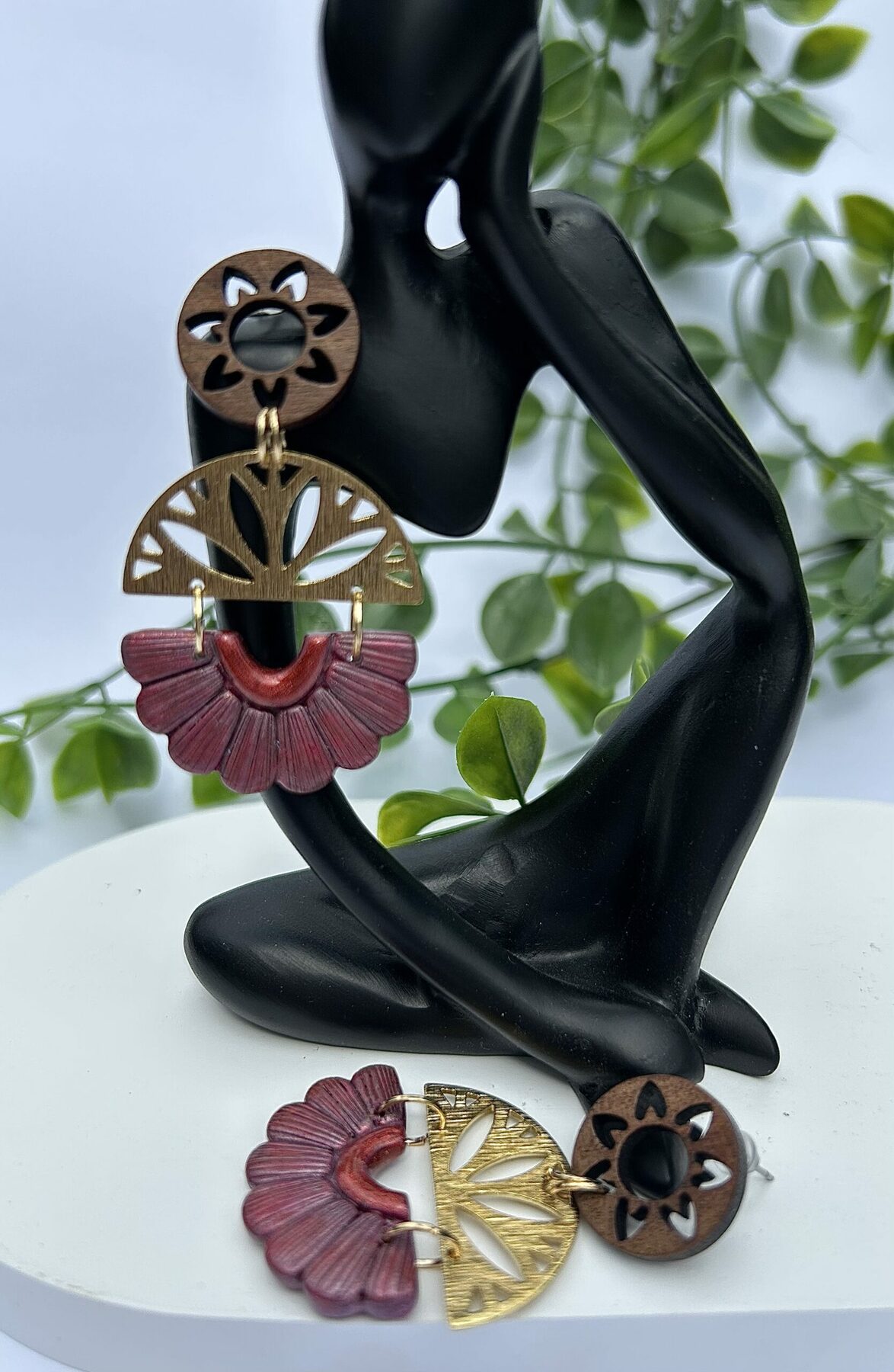 Boucles d’oreilles « Les Solaires » en pâte polymère bordeaux – Image 3
