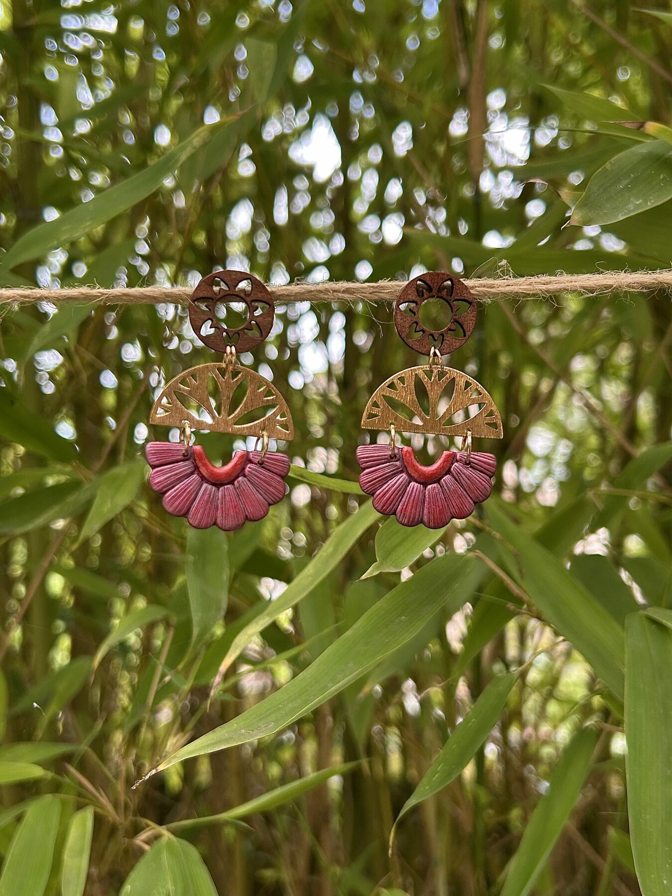 Boucles d’oreilles « Les Solaires » en pâte polymère bordeaux – Image 2