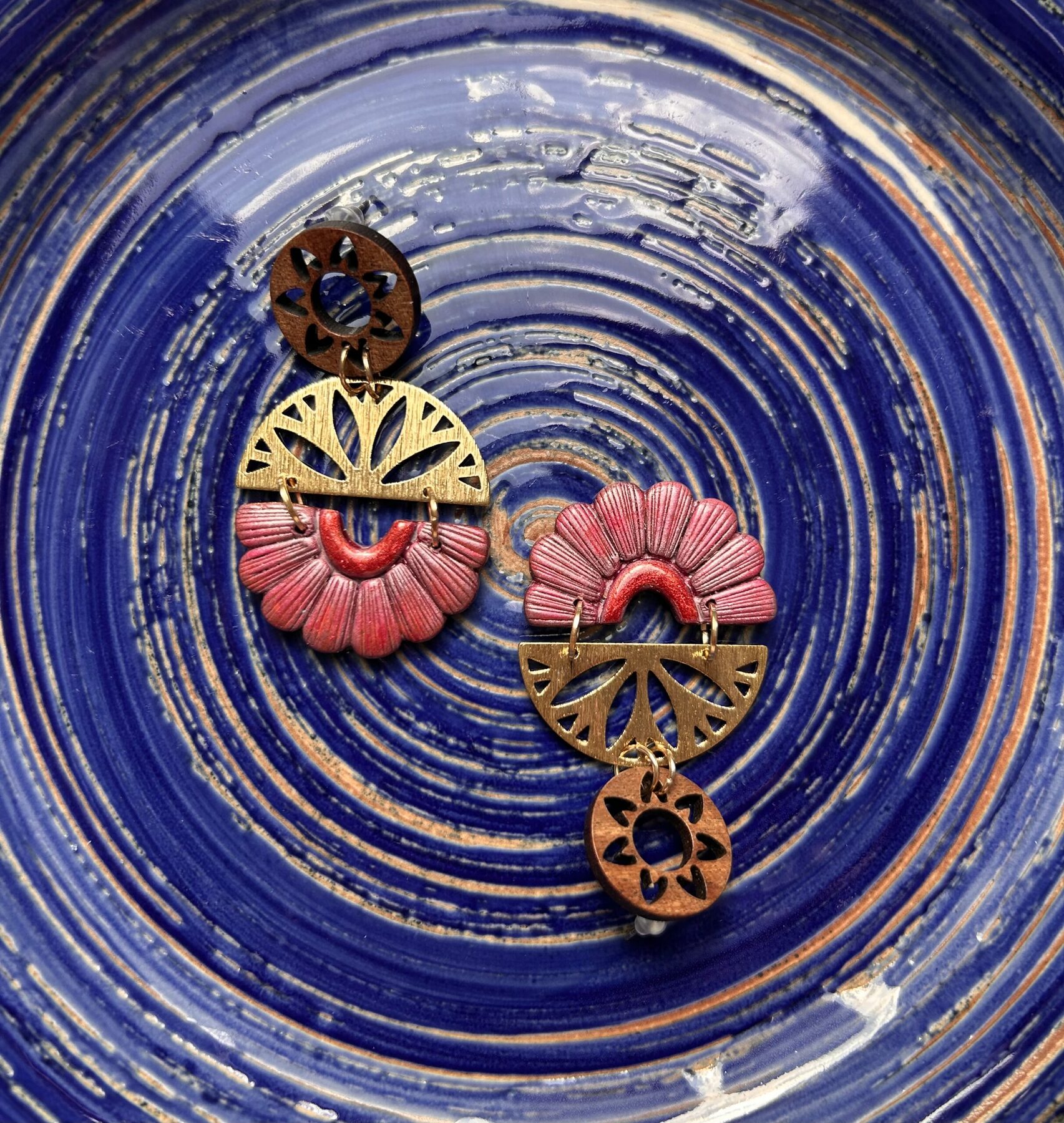 Boucles d’oreilles « Les Solaires » en pâte polymère bordeaux