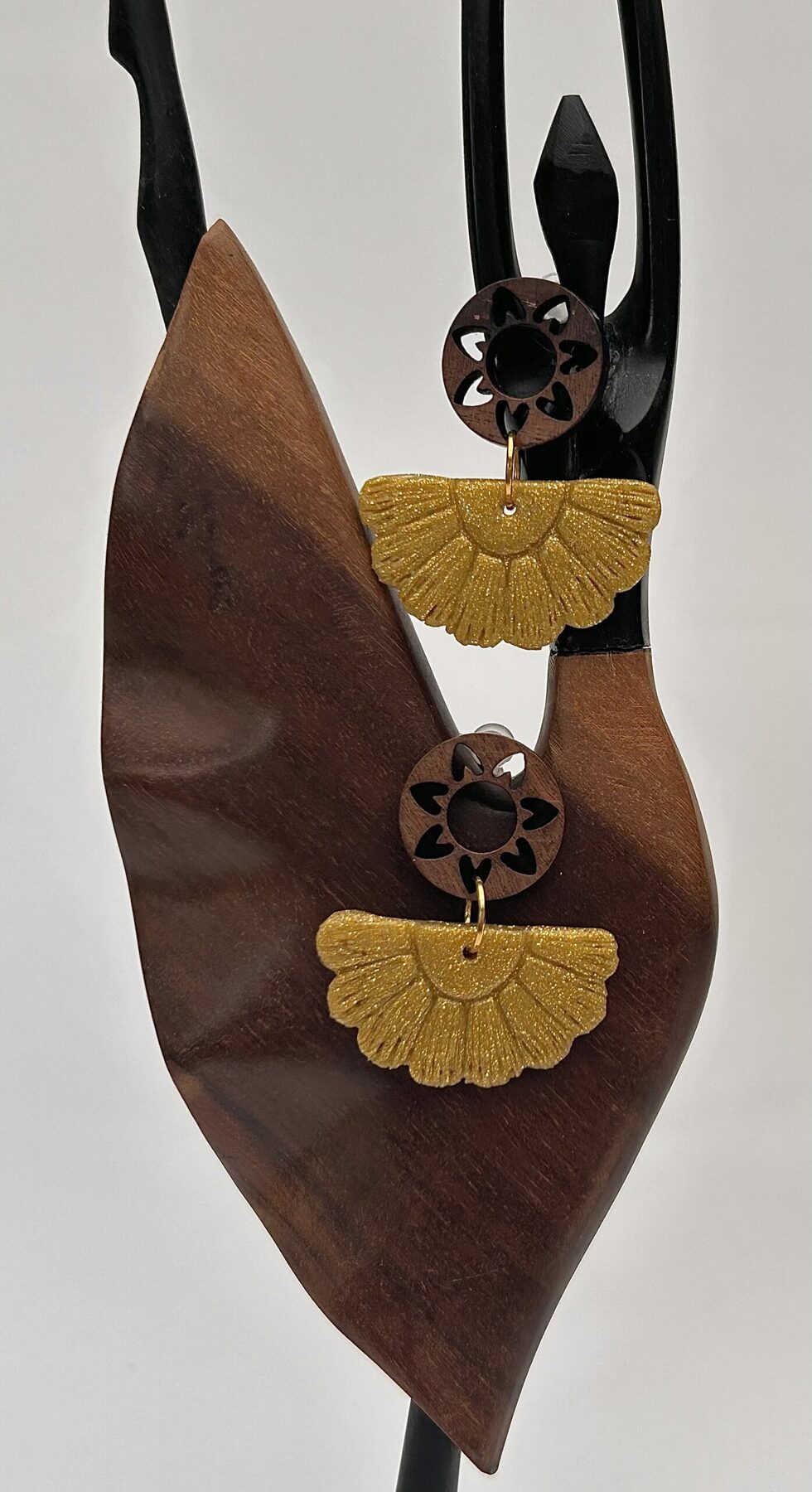 Boucles d’oreilles « Éventail », en pâte polymère, jaune pailleté. – Image 2