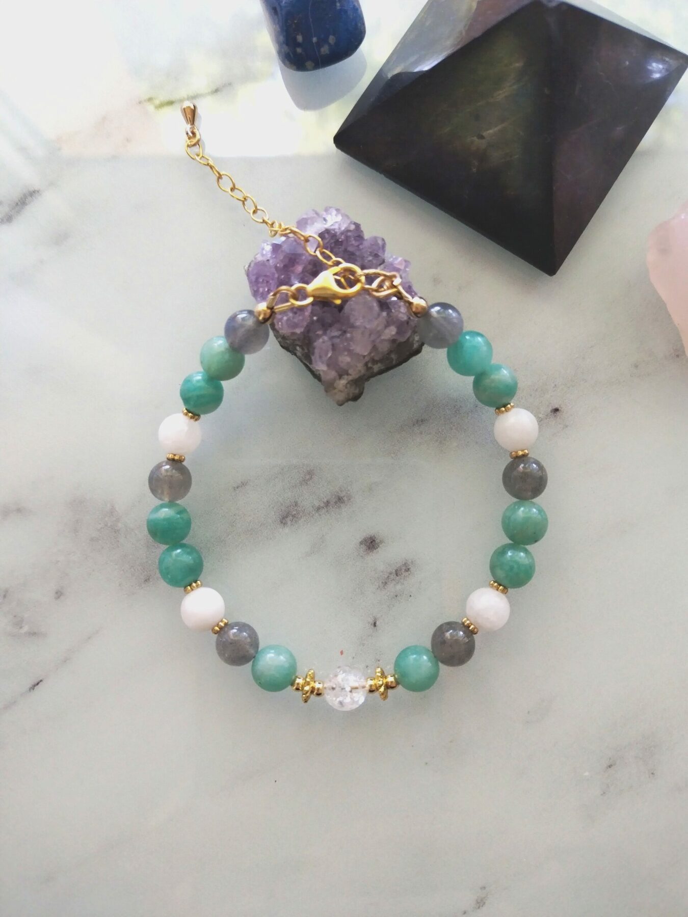 bracelet en Amazonite, Labradorite, Jade Blanche et Cristal de Roche Craquelé sur gold filled ( plaqué or supérieur)