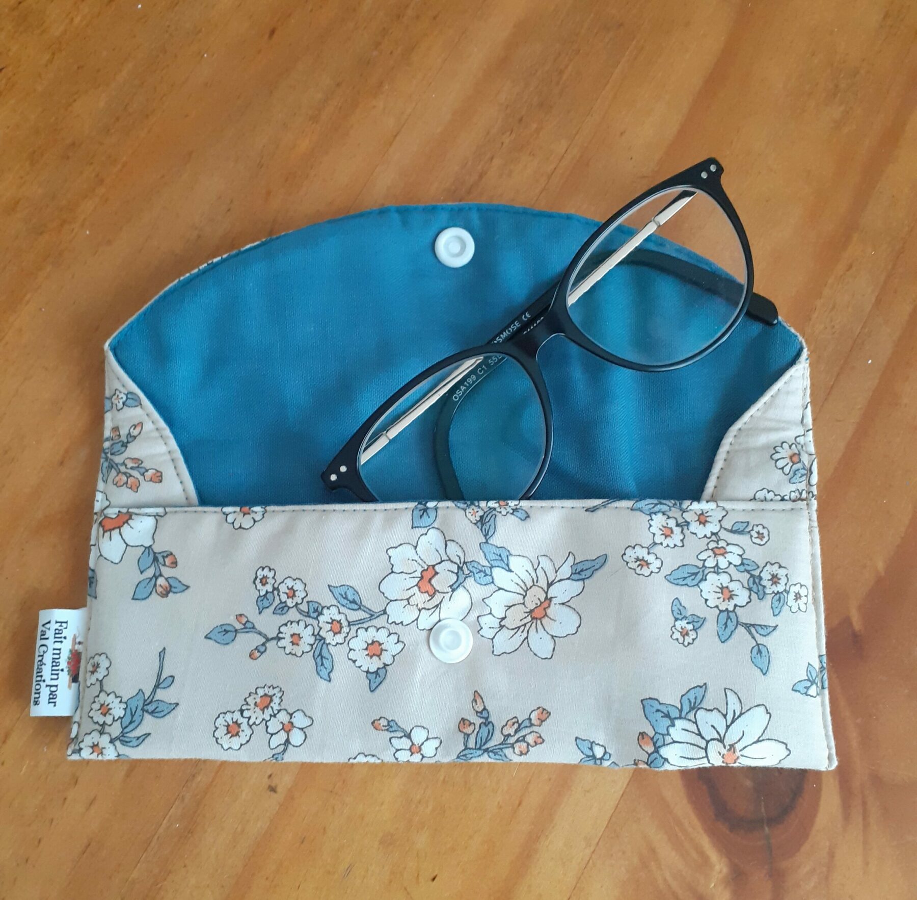 Etui à lunettes "MARGUERITE" feuilles bleu pétrole sur fond beige – Image 3