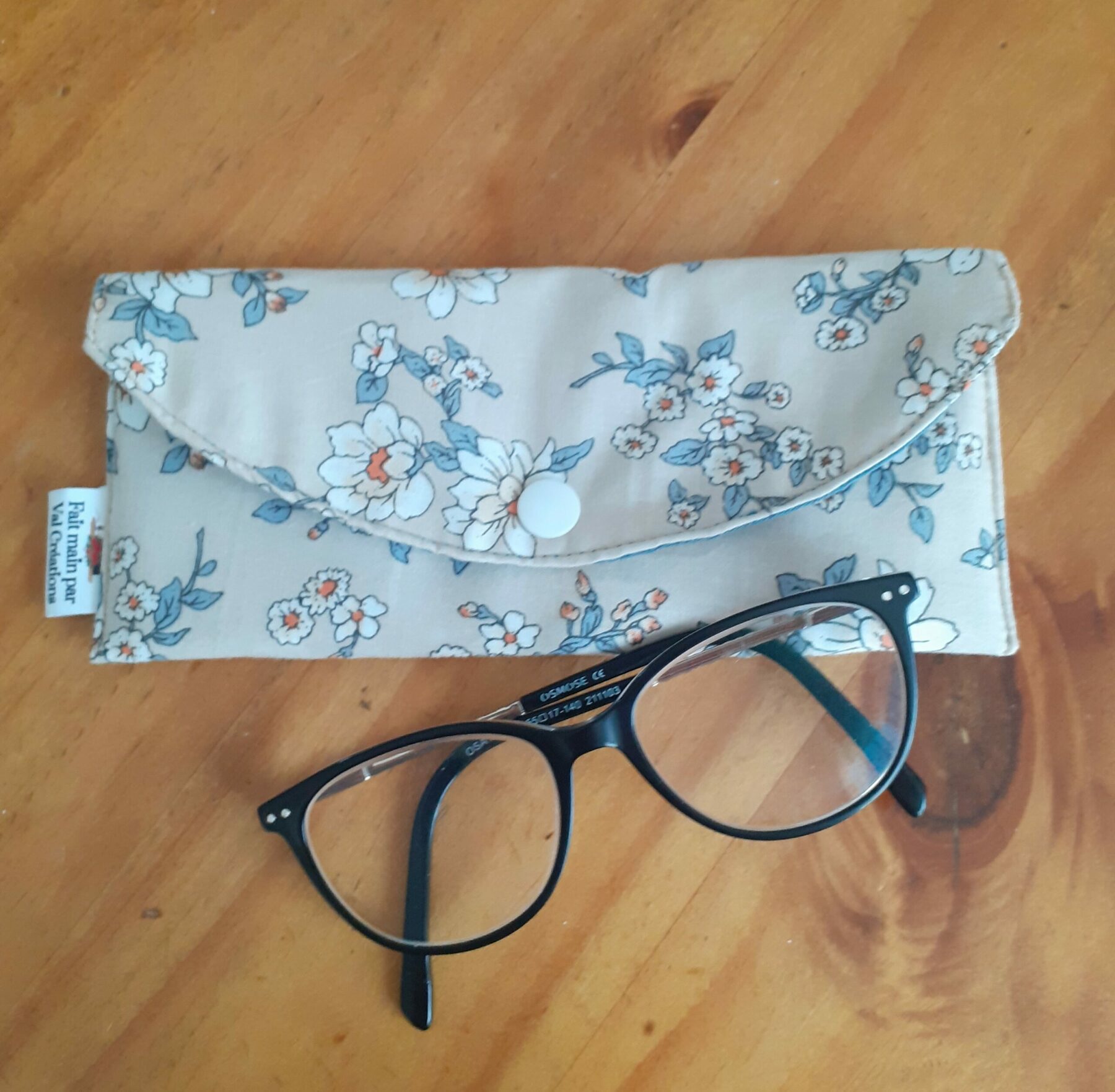 Etui à lunette fleuri beige et bleu pétrole pour ranger soigneusement vos lunettes de soleil