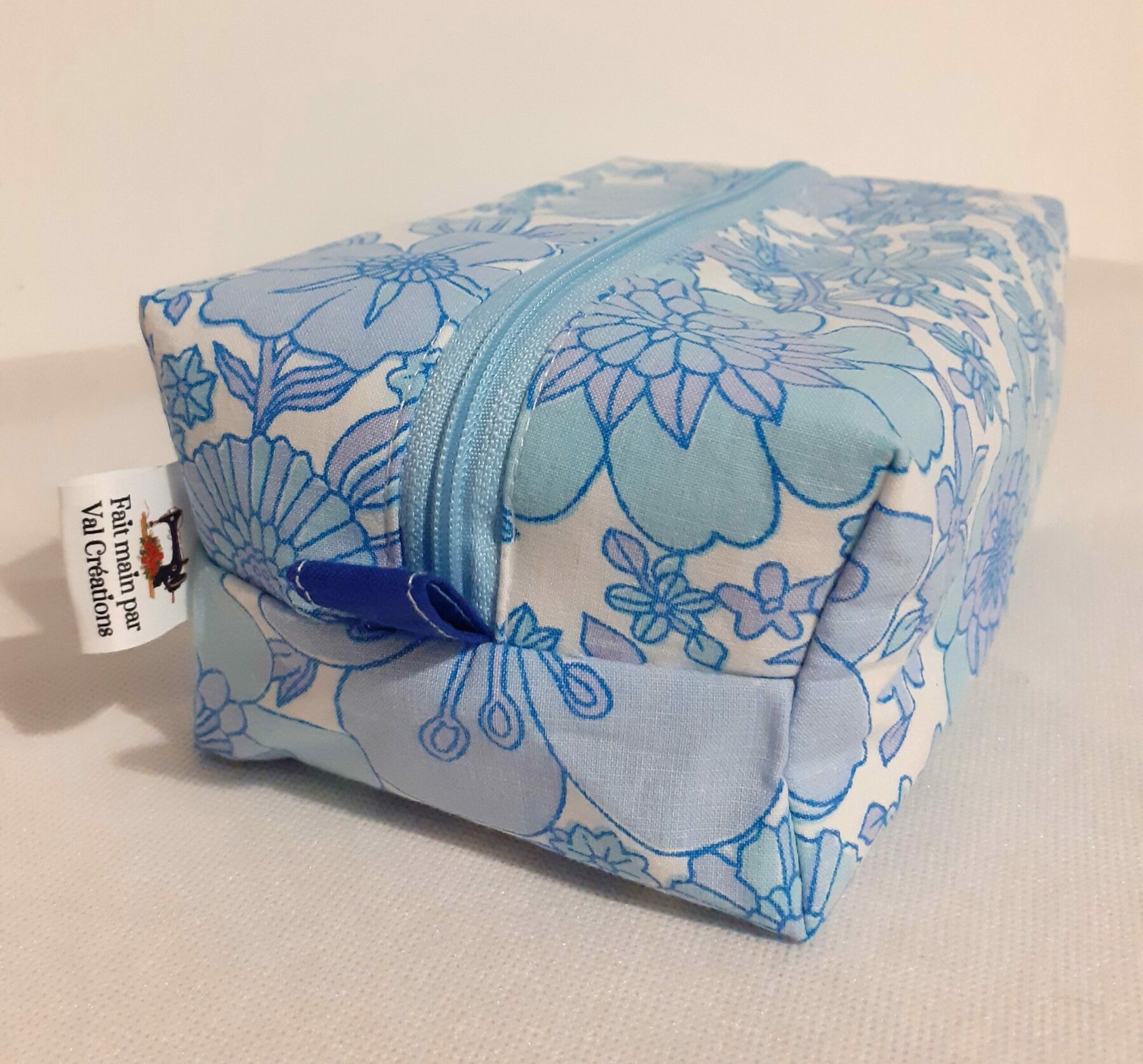 Trousse de toilette bleue et blanches motifs floral