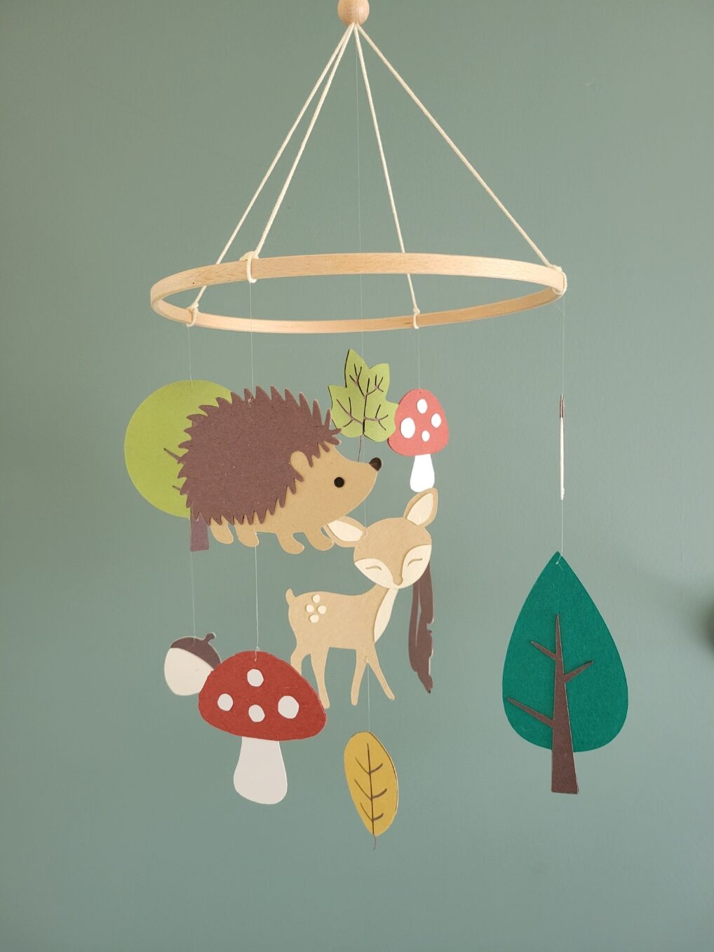 Suspension murale bébé forêt avec faon, hérisson et arbre, réalisée en papier recyclé et bois clair.