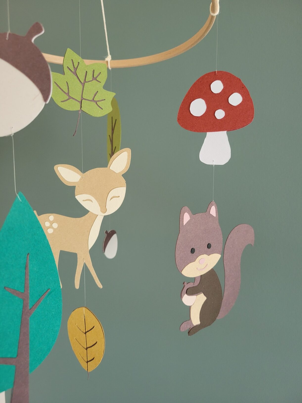 Décoration murale nature pour chambre bébé, mobile forêt écoresponsable avec animaux en papier.