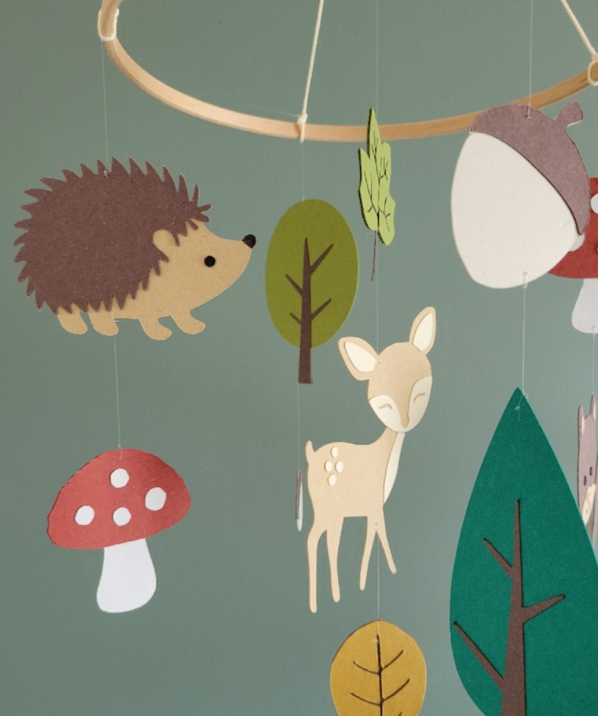 Mobile bébé forêt avec faon, hérisson et champignons en papier recyclé, décoration écologique pour chambre mixte.