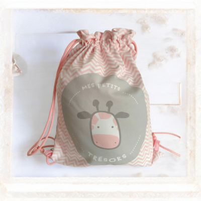 Sac à dos pochon enfant personnalisé – Motif Girafe « mes petits trésors »
