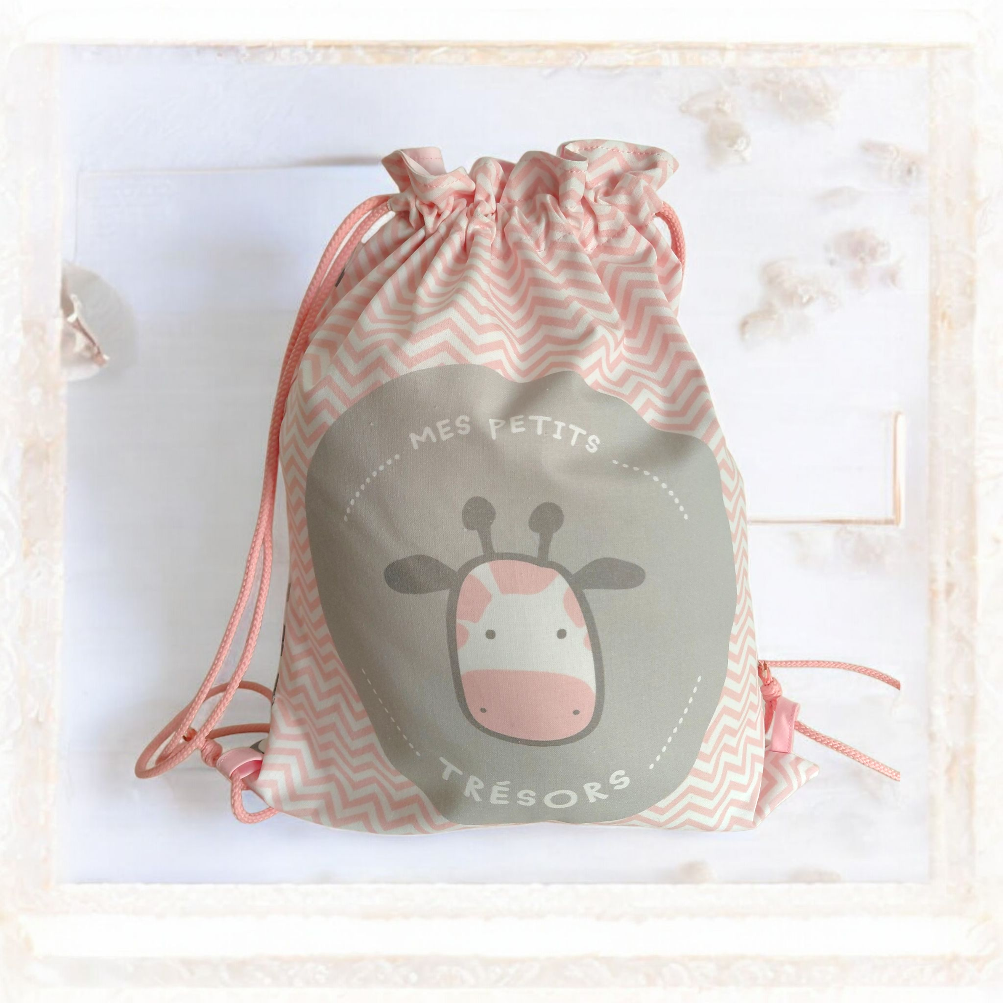 Sac à dos pochon enfant personnalisé – Motif Girafe « mes petits trésors »