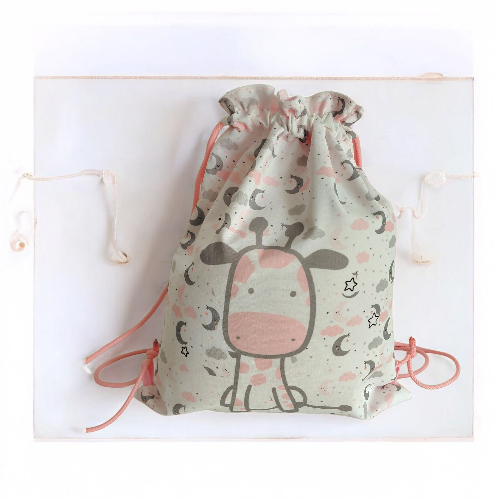 Sac à dos pochon enfant personnalisé – Motif Girafe « mes petits trésors » – Image 2
