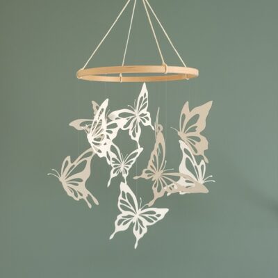 Décoration papillons en papier recyclé flottant dans les airs, mobile artisanal au style minimaliste.