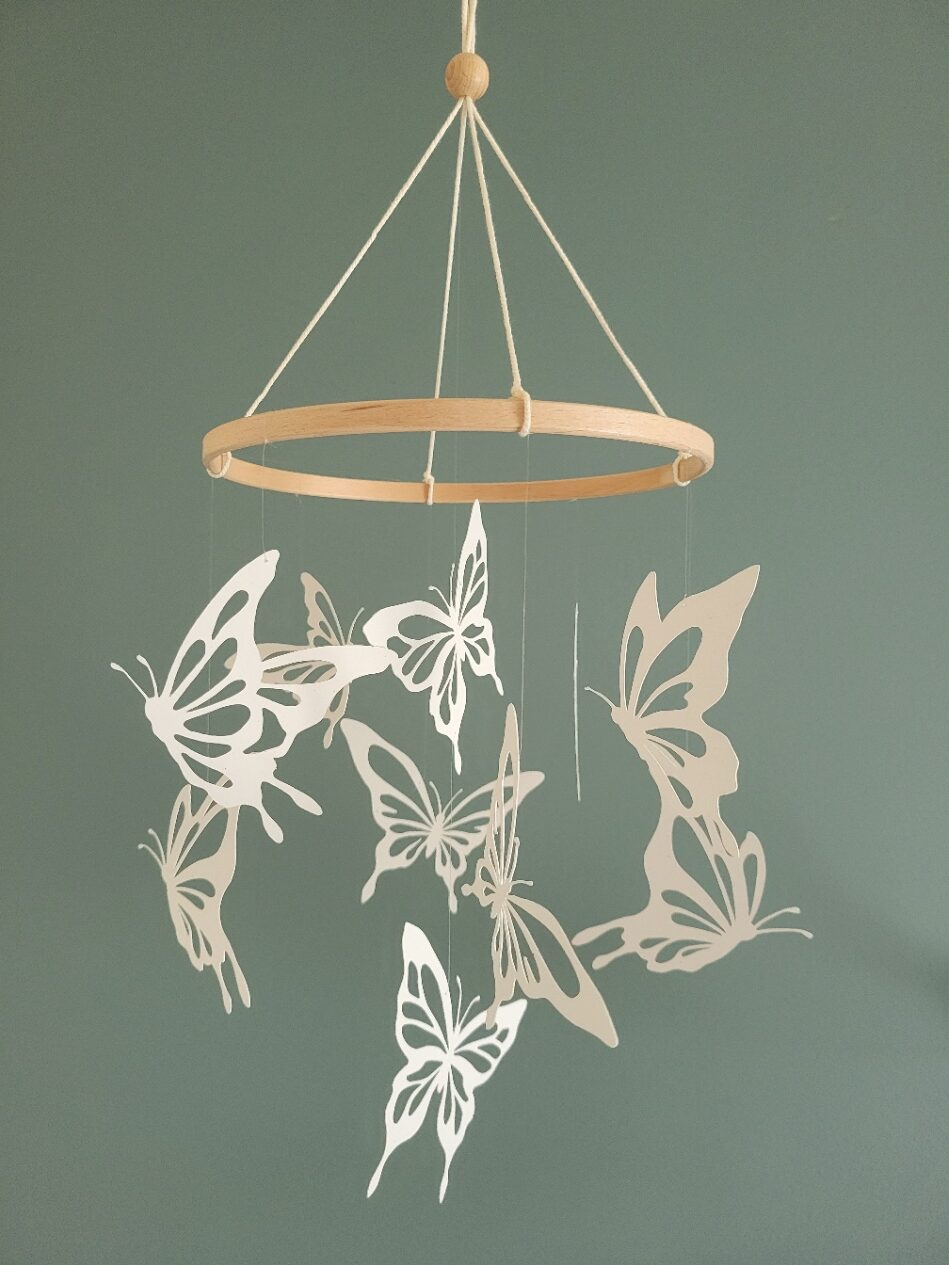 Suspension papillons écoresponsable, fabriquée à la main en papier recyclé et cercle en bois.