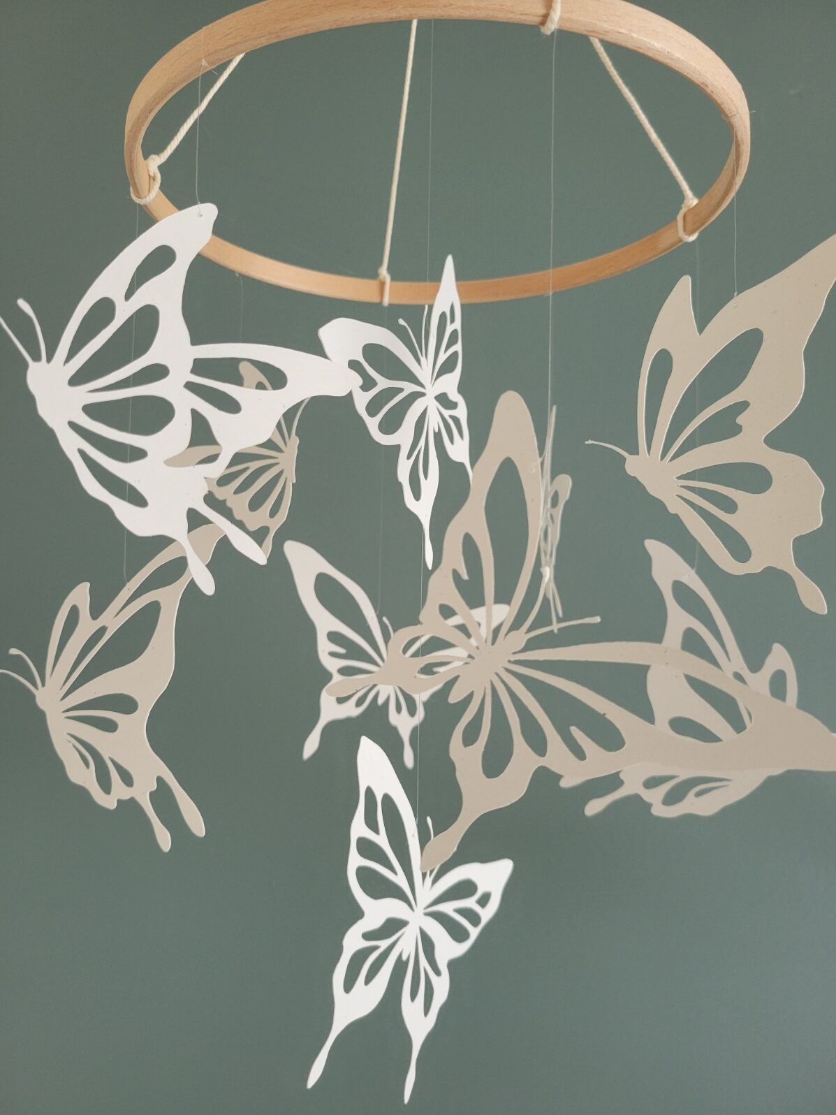Mobile chambre bébé avec papillons légers, décoration poétique personnalisable en taille.